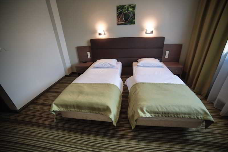 Hotel Pod Debem Tarnow Ngoại thất bức ảnh