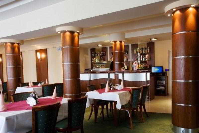 Hotel Pod Debem Tarnow Ngoại thất bức ảnh