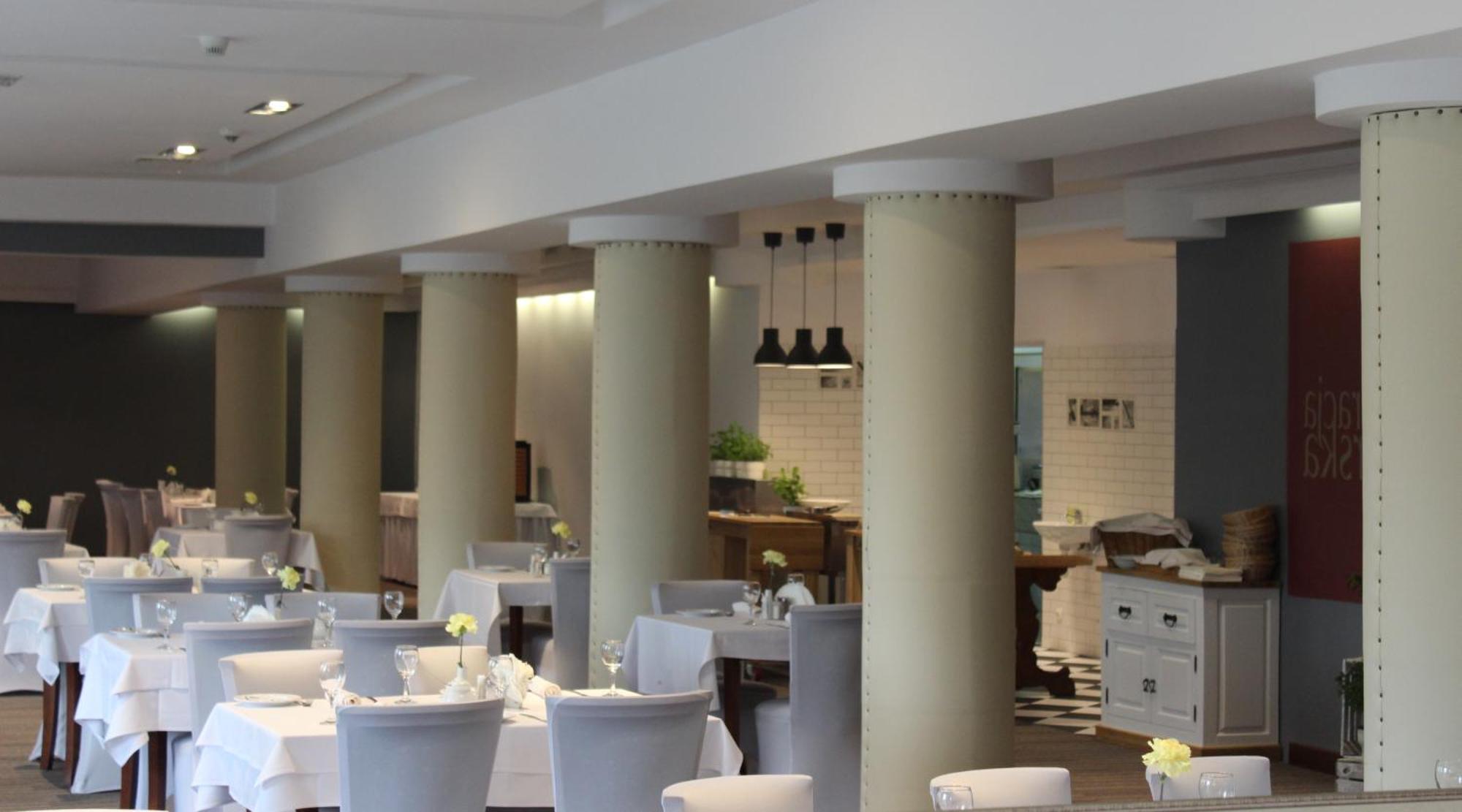 Hotel Pod Debem Tarnow Ngoại thất bức ảnh