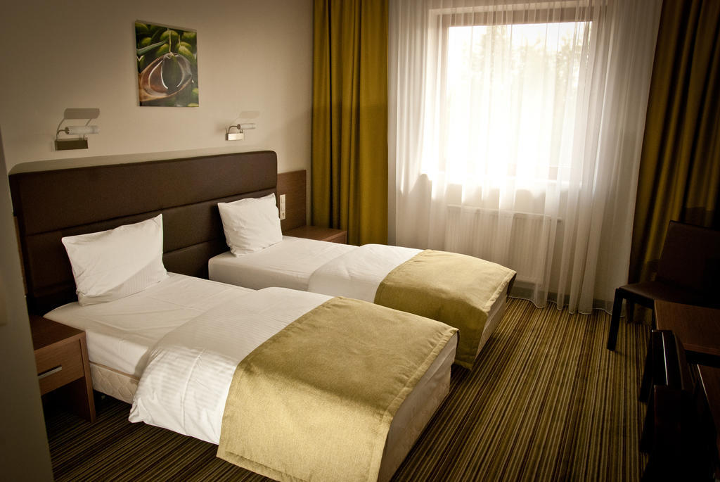 Hotel Pod Debem Tarnow Ngoại thất bức ảnh
